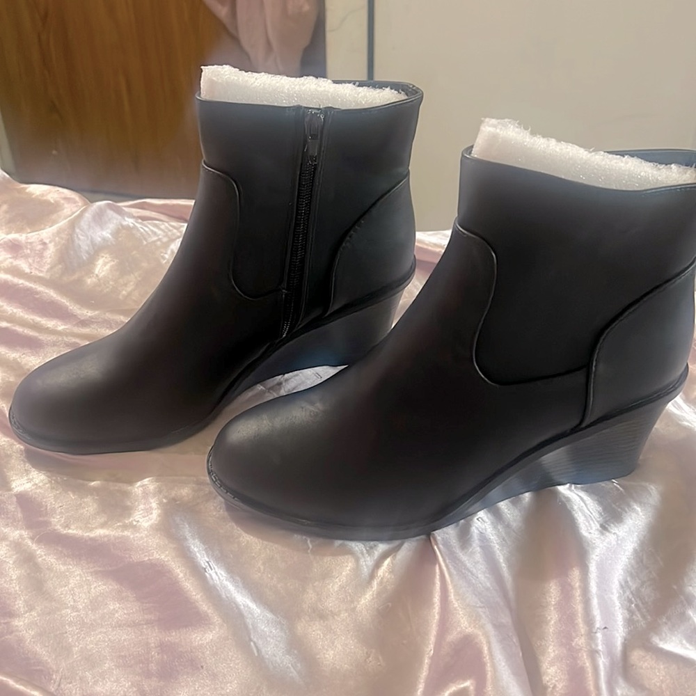 Black shoe boots